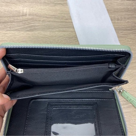 Betsey Johnson Green Boxed Zip Around Wallet Wristlet NWOT - Picture 6 of 6